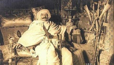 Loti en turc sur divan