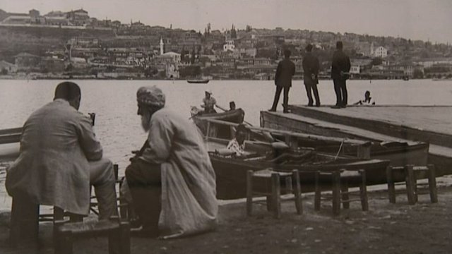 une photographie de Pierre Loti prise sur les bords du Bosphore