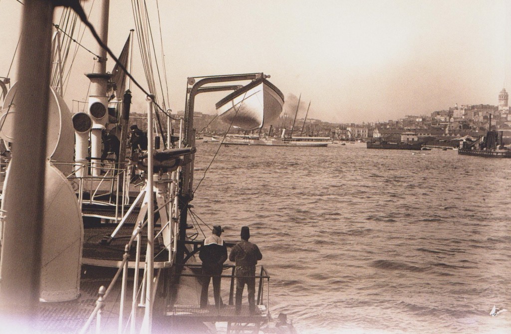 Le Vautour, mon cavas Hassan et le factionnaire (photo publiée par les annales du 29 juillet 1906). Au loin, les tours de Galata.