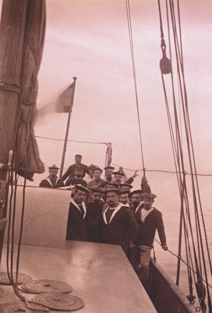 Sur le Javelot (le Javelot est la canonnière à vapeur  qui assure la surveillance de la frontière Franco-espagnole)