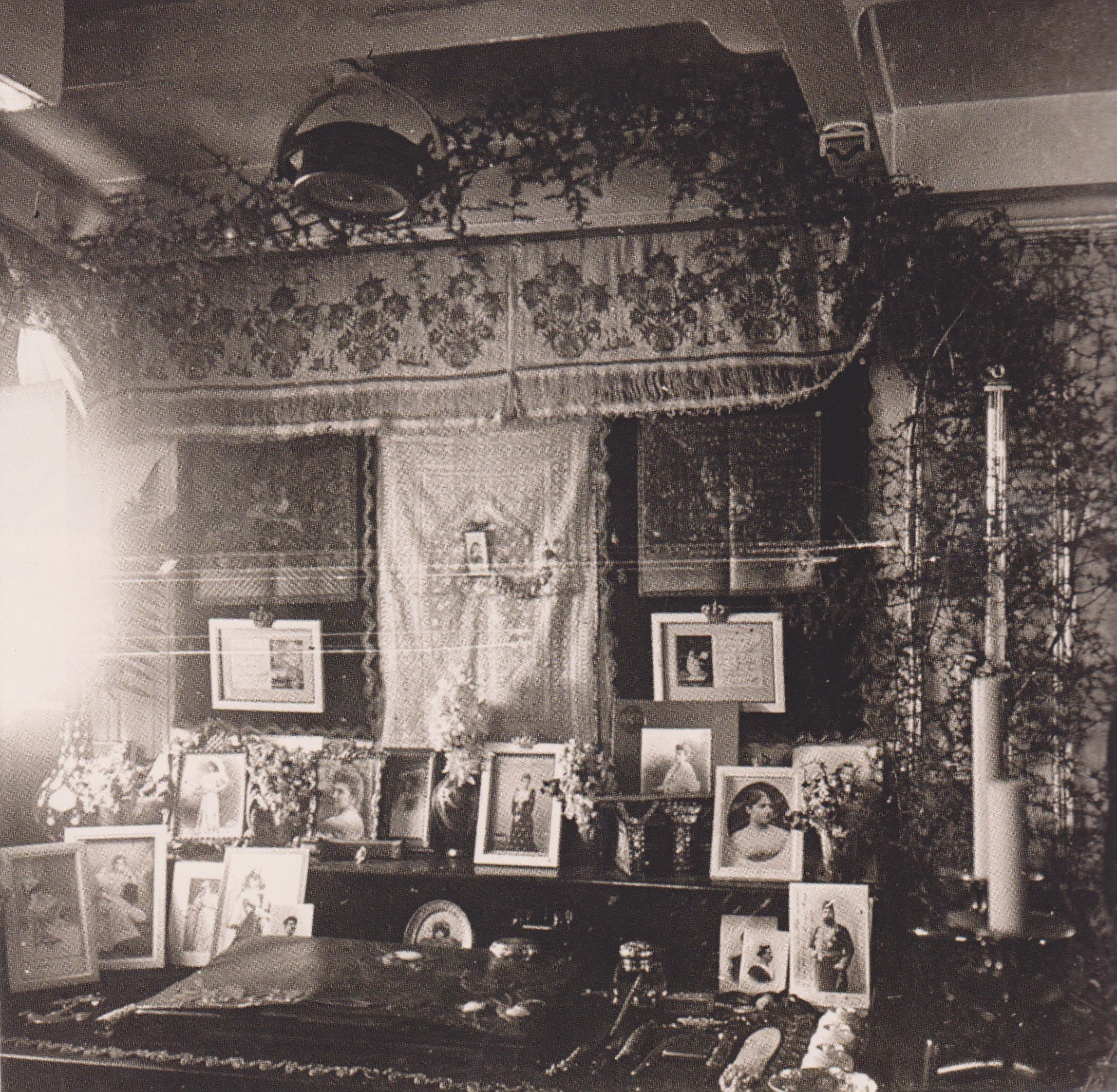 l'appartement de bord de Loti est constitué de 3 pièces en enfilade, le salon, la salle à manger et la chambre, toutes décorées d'étoffes orientales, d'une accumulation d'objets ; suite page 218