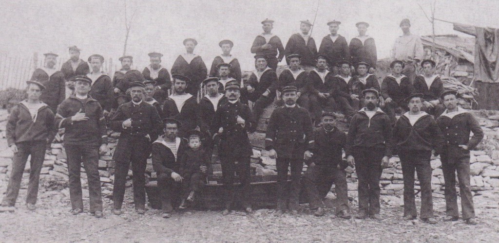 Hendaye. 1892. Loti commandant du Javelot, stationnaire de la Bidassoa. Il pose avec son fils Samuel qui a deux ans.