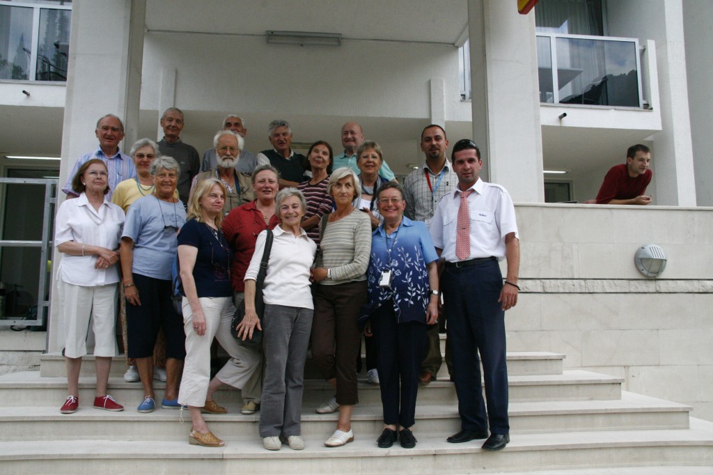 Groupe Loti devant l'hôtel tara à Cétigne