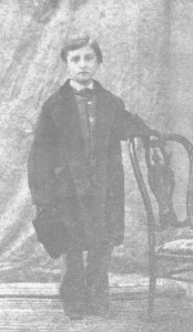 Loti enfant avec le manteau de son frère. Vers 1858-2