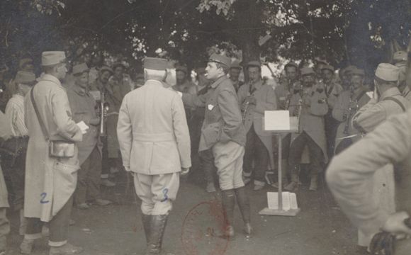 Reynaldo Hahn (de profil, au centre) dirigeant la répétition d'un orchestre militaire, en 1916., © Bibliothèque nationale de France
