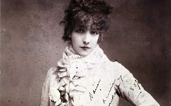 Sarah Bernhardt (1844-1923) est considérée comme la plus grande actrice française du XIXe siècle. Elle et Reynaldo Hahn deviennent des amis proches, malgré leur 30 ans d