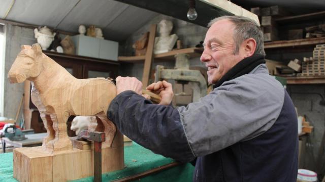 plerin-le-sculpteur-charly-salle-passionne-par-son-art
