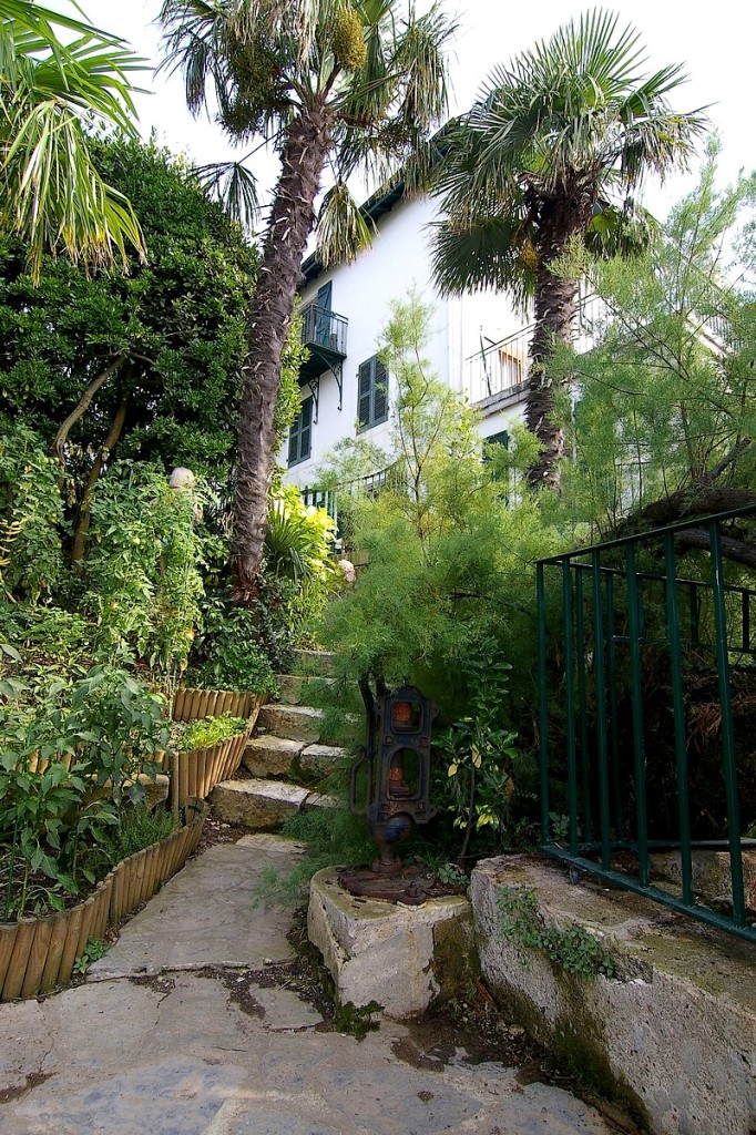 L'allée menant à la tourelle centrale. GUERIN Gil ©CRMH Aquitaine