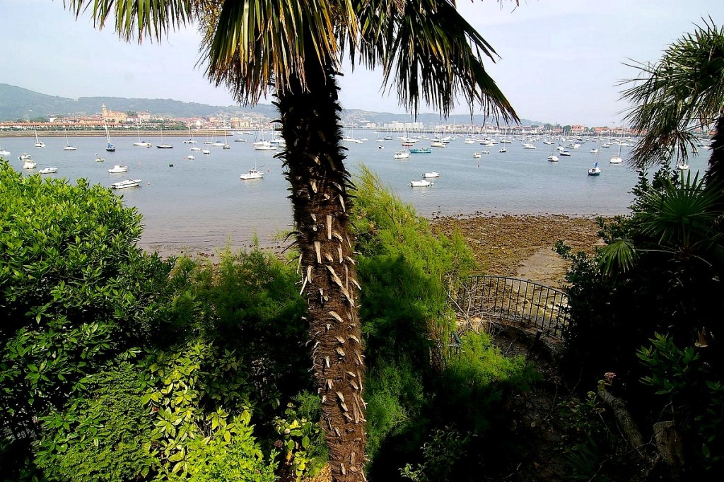 Vue depuis la demeure vers la Bidassoa et Fontarabie. GUERIN Gil ©CRMH Aquitaine
