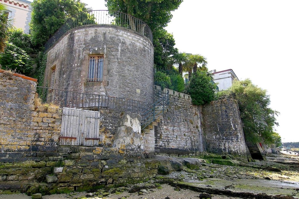 Au-devant de la tour nord, porte d'accès pour les barques.