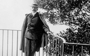 pierre-loti-sur-ce-balcon-de-sa-maison-bakar-etchea