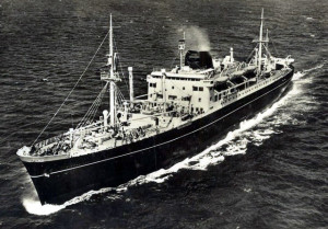 Paquebot Pierre Loti de la Compagnie des messageries maritimes assure la ligne de l'Océan Indien