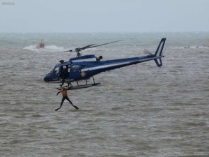 l-helitreuillage-d-un-homme-a-la-mer-par-l-helicoptere-de-la-gendarmerie-de-biarritz