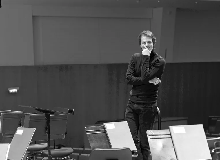 Enfant, le chef d’orchestre Julien Masmondet passait l’été dans sa maison familiale, à Dolus. Photo presse