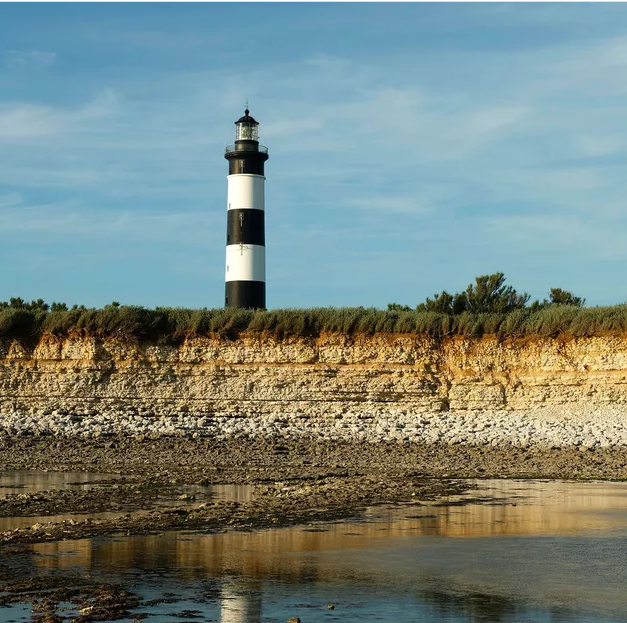 Le phare de Chassiron, à la pointe nord de l’île. ©Stephan Gladieu pour le Figaro Magazine